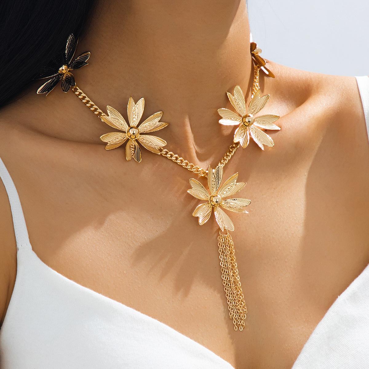 

Модне кольє для жіночих ювелірних виробів золотий