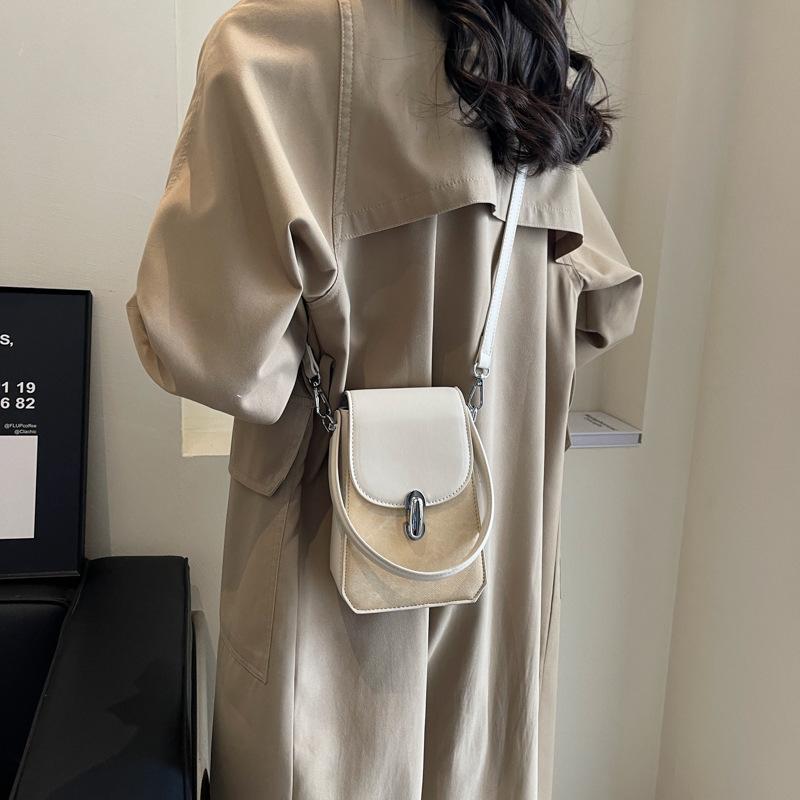 

Французская портативная маленькая сумка высокого класса женская сумка модная сумка через плечо 2025 осень и зима нишевая простая и универсальная маленькая квадратная сумка