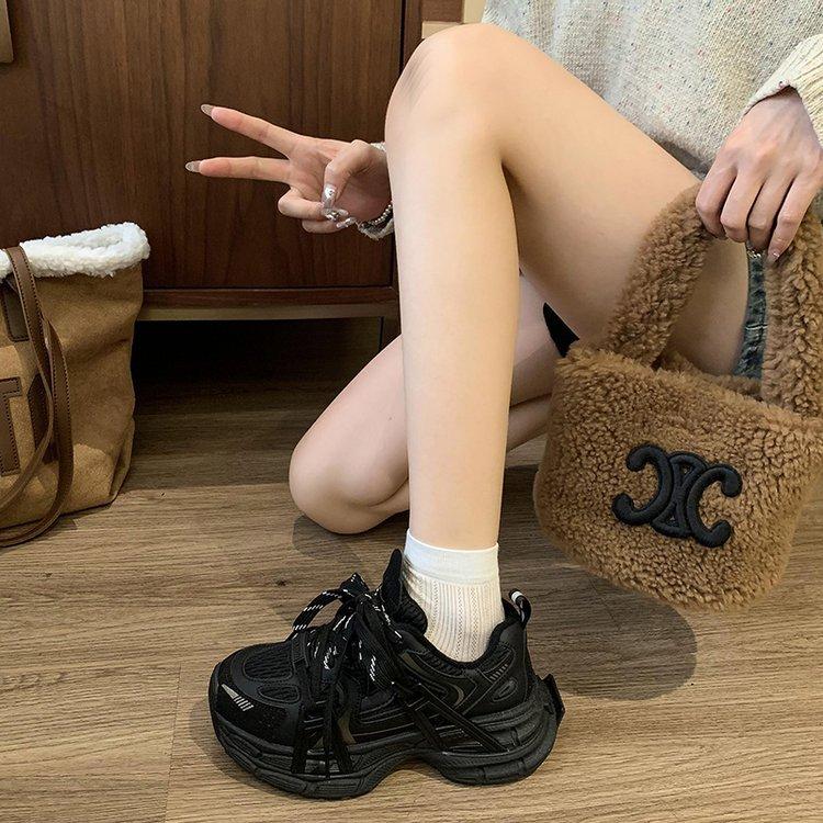 Leder zeigt Füße, kleine Plateauschuhe für Damen 2025 neue Frühjahrs- und Herbstmodelle, Herbst- und Winterdamenschuhe, höhenverstärkender Sneaker