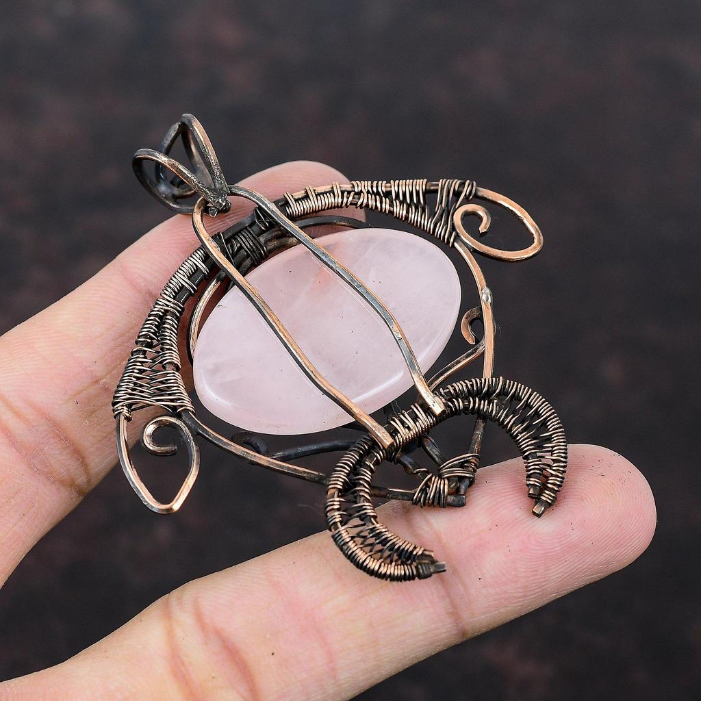 Rosenquarz Anhänger Kupferdraht umwickelt Schildkrötenanhänger Zarter Edelsteinschmuck Handgefertigter Designeranhänger Kupferschmuck Jubiläumsgeschenk