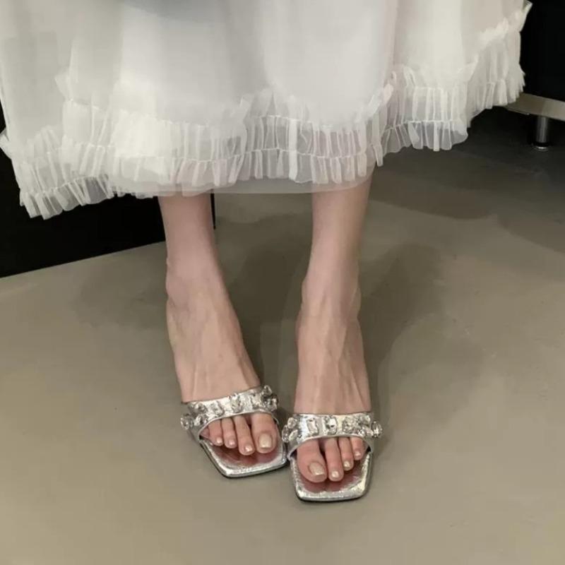 Modische Stiletto-Hausschuhe Damenmode Quadratische Zehenpartie Offene Zehenpartie Strass-Abdeckung Fuß Rutschfest Verschleißfest Kitten-Heel Schuhe