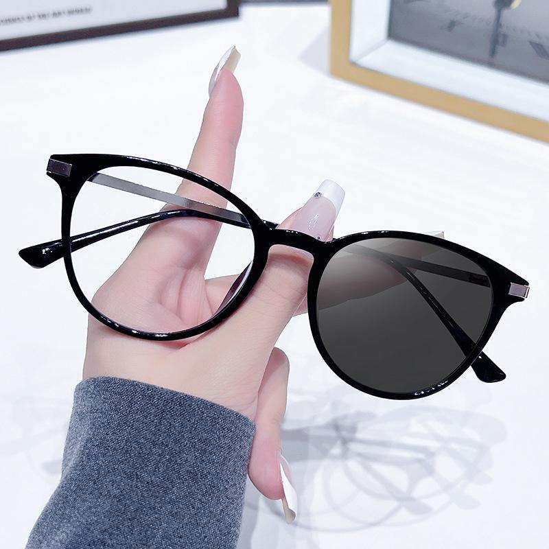 New color-changing anti-blue flat glasses trendy large frame atmosphere pose flat glasses photochromic glasses