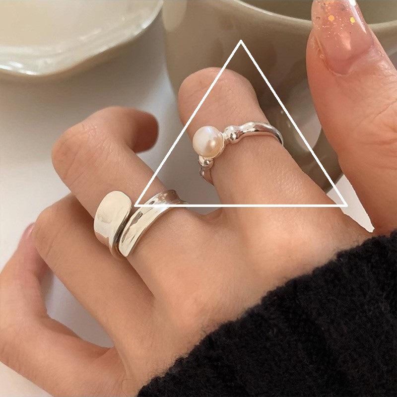 Dongdaemuns minimalistiske vridningsring og zirkonarmbåndssett for kvinner