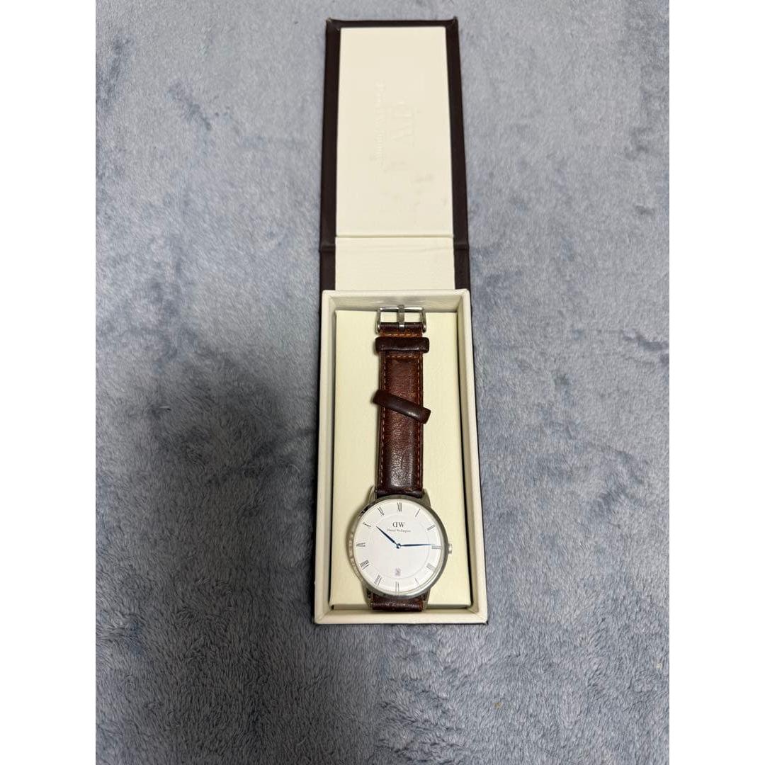 Used Daniel Wellington analog watch