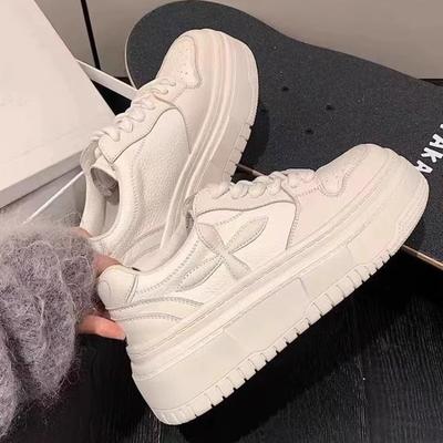 Leder Innenhöhenerhöhung weiße Schuhe Damen dicksohlige Frühling und Herbst Muffin leichte Schuhe vielseitige Breadboard-Schuhe