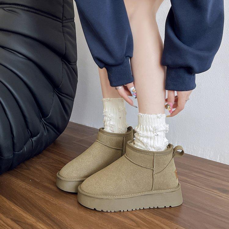 

Зимние женские ботинки на толстой подошве, новая звезда зимы 2025, тот же стиль, с толстой водонепроницаемой подошвой-маффином, короткие ботинки на хлопковой подкладке с внутренней танкеткой 40