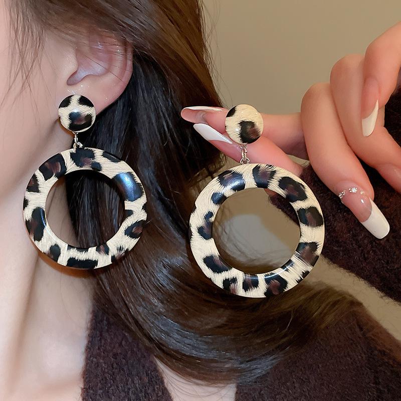 Silver Needle Resin Leather Leopard Geometric Flower Stud Earrings – High-End Autumn/Winter Fashion for Women