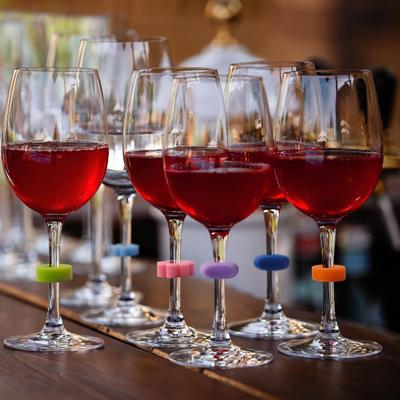 12 Stück Silikon Weinglasmarker Farbe Zufällig Weinglas Erkennungsringe Saft Getränk Weinglas Etiketten Anhänger für Partys Empfänge Hochzeiten