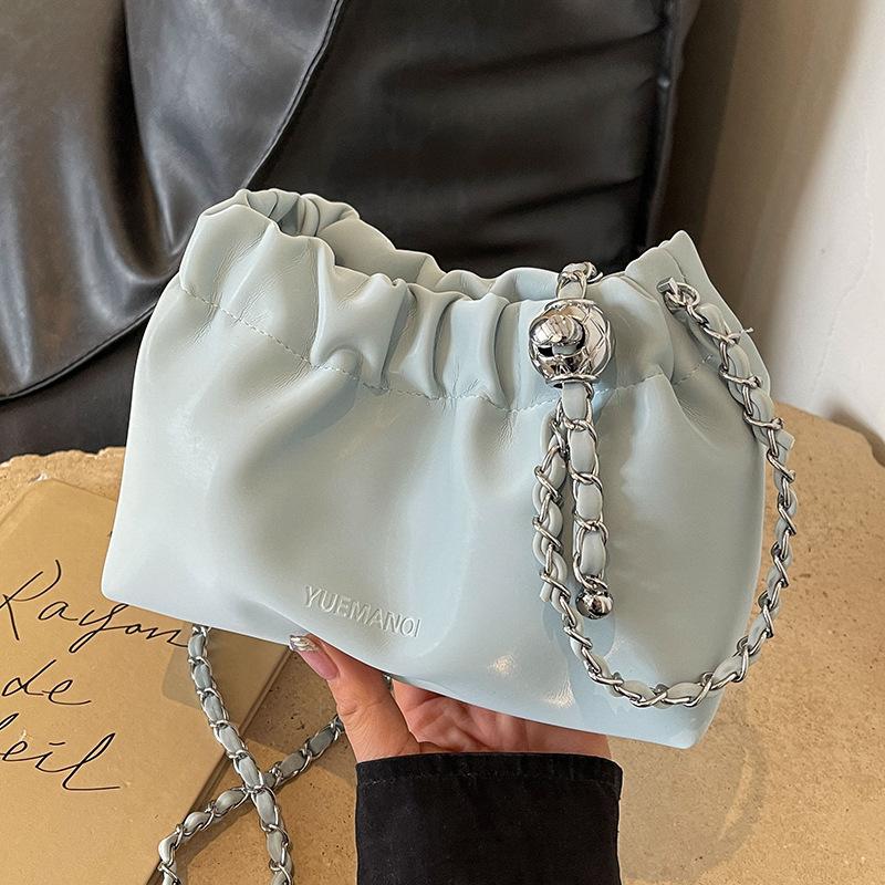 2025 new Korean version niche design simple pleated cloud bag fashion versatile commuter chain messenger bag women