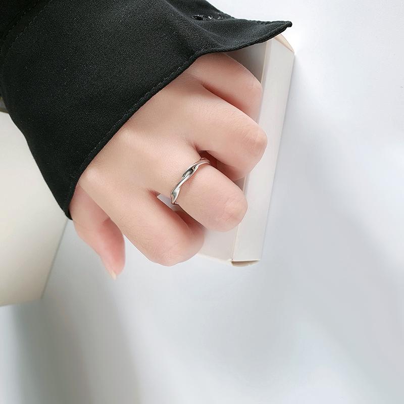 Twisted Wire Ring for Men and Women Minimalist Cold Premium Möbius Band