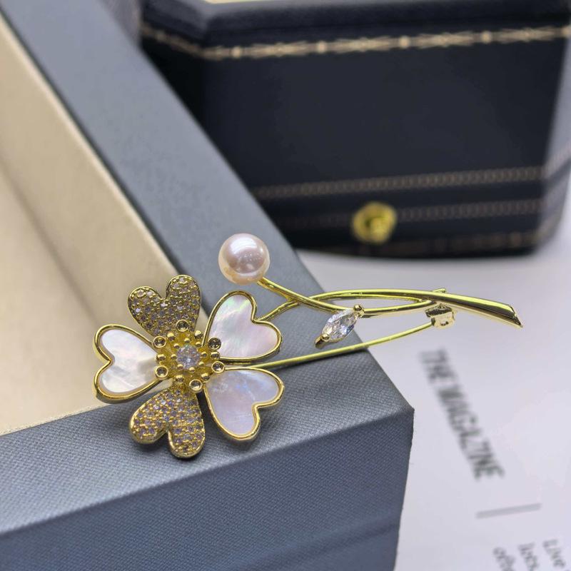 

Чжуцзи Элегантная брошь-сердце-трилистник из пресноводного жемчуга для осени/зимы 6-7mm (6A Aurora Button Pearl)