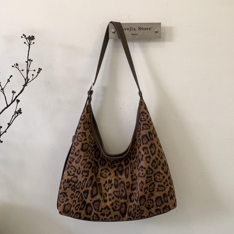 

Корейская версия модной сумки-тоут с леопардовым принтом 2025 осень новая большая вместительная персонализированная сумка через плечо повседневная сумка-ведро для поездок на работу