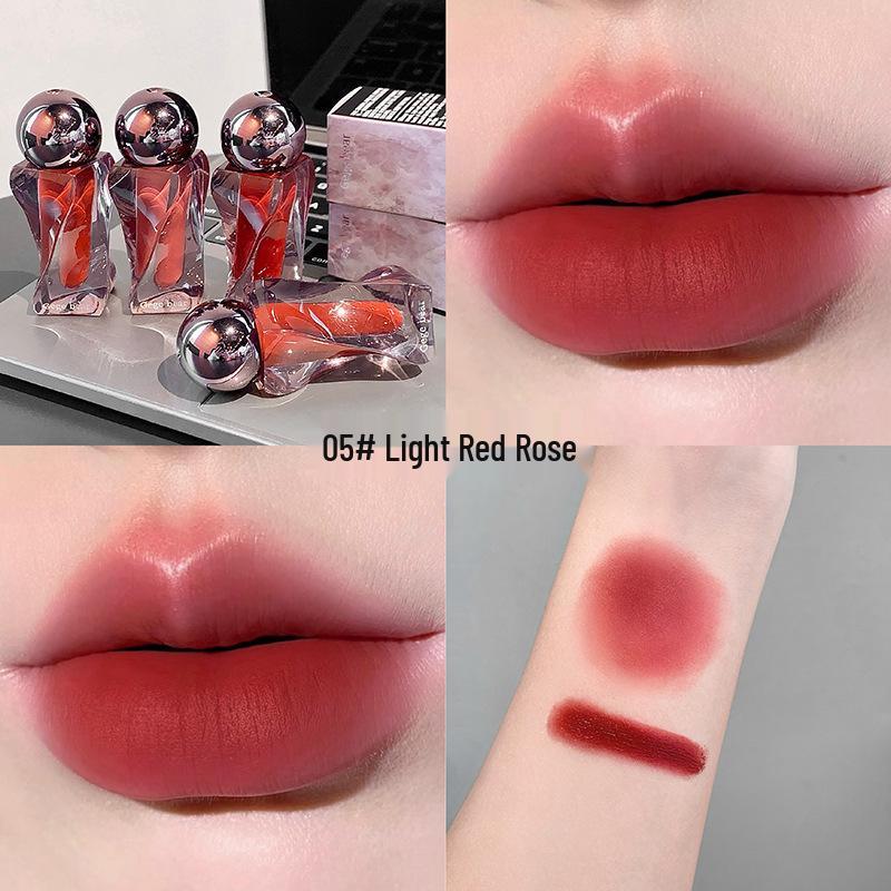 Геге Мишка Вельветовая Матовая Грязь для Губ: Нежная муссовая текстура, финиш как легкий туман, стойкий к смазыванию, натуральный оттенок, осветляющий эффект.