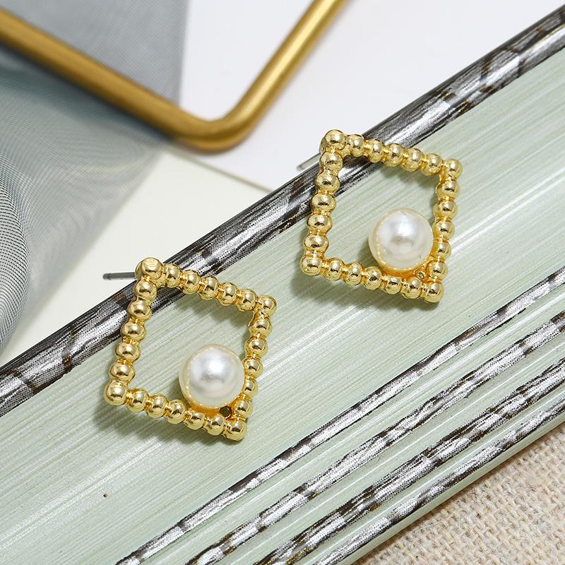 Retro Baroque Pearl Stud Earrings Women's Versatile High-end French Earrings, Simple Temperament, Personalized Trendy Ear Jewelry
