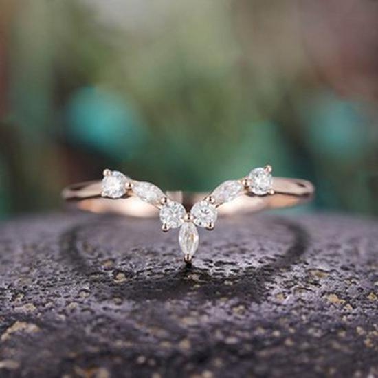 Luxury Zircon Gem Diamond Band Ring with Niche Appeal