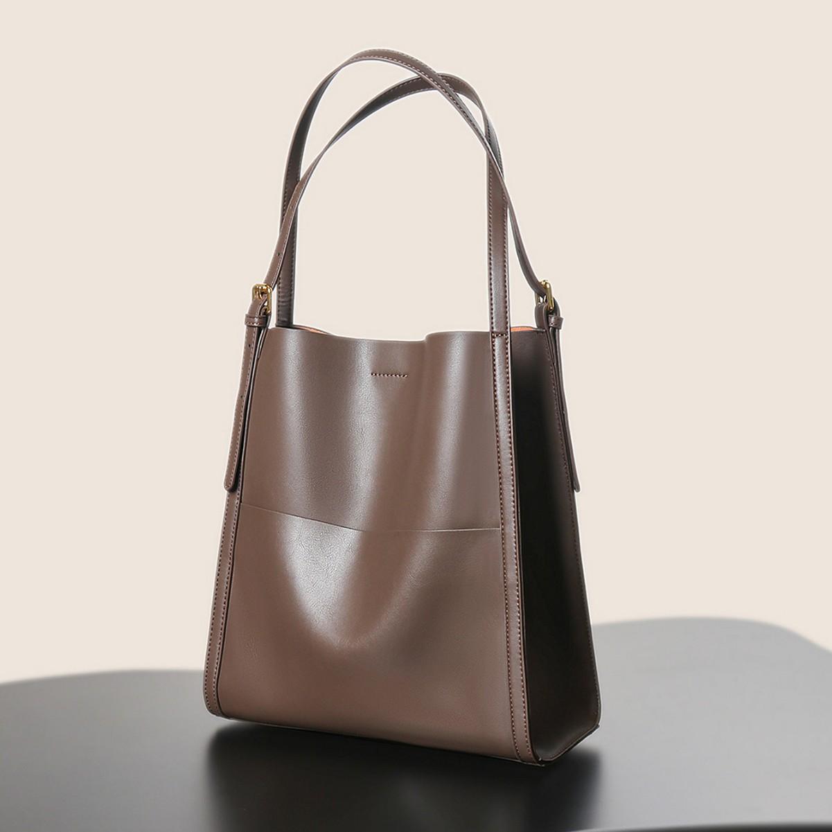 

Leather women s bags, high-end niche shoulder bags, new bucket bags, fashionable and versatile commuter tote bags коричневый