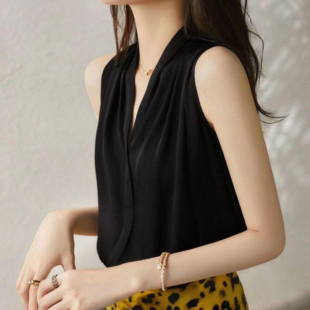 2026 Elegant French Niche Sleeveless Halter Neck Deep V-Neck Top for Women