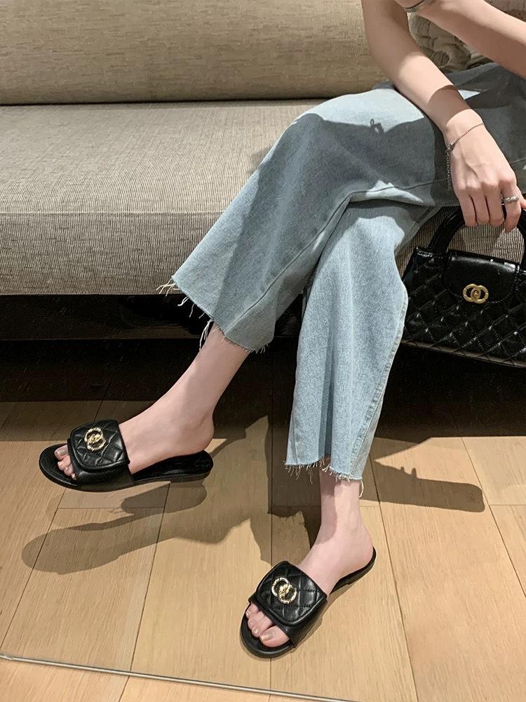 Hochwertige Xiaoxiangfeng Schultaschen-Schnalle Hausschuhe flacher Boden Ein-Wort-Slipper 2025 neu weiches Leder Rautenmuster Außenhausschuhe