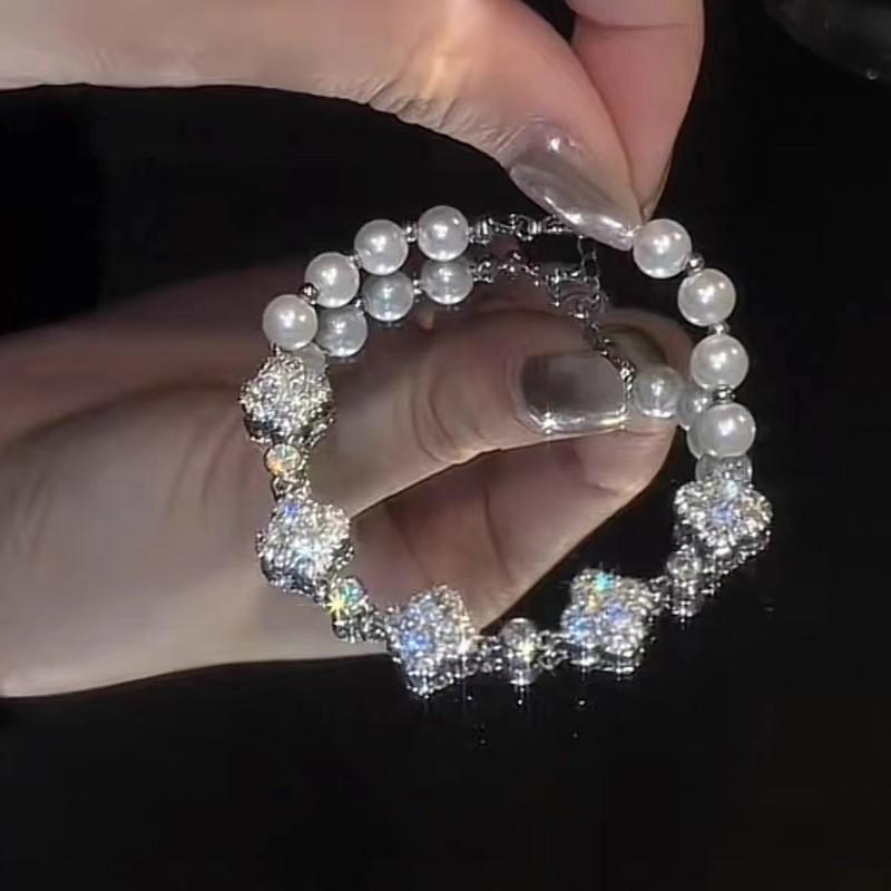 

Минималистичный браслет с микро-инкрустацией цирконом и жемчугом четырехлистного клевера, элитный вид, кисточки, легкий роскошный стиль и изысканное ручное украшение.