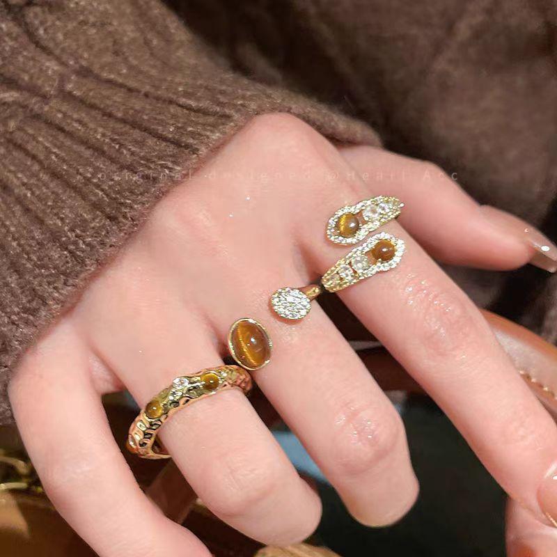 Maillard Serpentine Tiger'S Eye Alloy Ring, Women'S Unique Design Sense, Retro High Sense, Light Luxury, Live Index Finger Ring