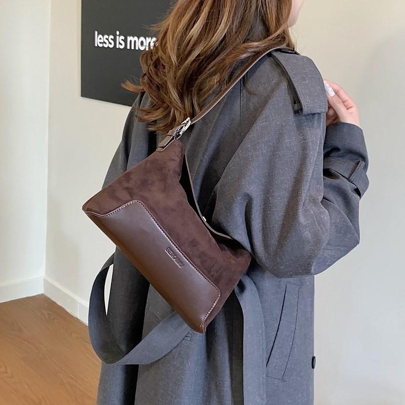 

Сумка женская 2025 новая интернет-знаменитость контрастный цвет ретро матовый замок на одно плечо под мышку портативная сумка-мессенджер тренд 26*6*17