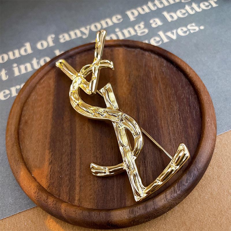 

Пользовательская брошь-бабочка со стразами: Стильный, Высококлассный, Плиссированный Дизайн для Одежных Аксессуаров и Ювелирных Изделий.