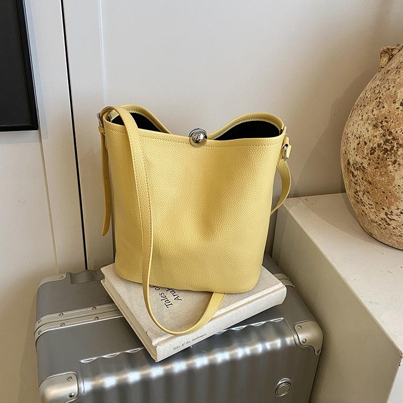 Bucket Bag Women's New Large-capacity Commuter Fashion Shoulder Bag