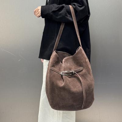 Oryginalna skóra zamszowa torba typu worek damska w stylu vintage crossbody na ramię z paskiem miękka konstrukcja do noszenia na co dzień