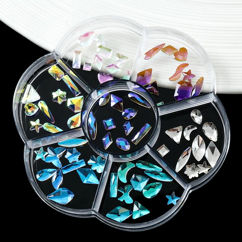 7-Gitter Nail Art Diamanten Set, Blütenblattbox, Aurora Farbe, Flachboden Diamanten in Sonderform, Gemischte Kristall Diamant Dekoration.