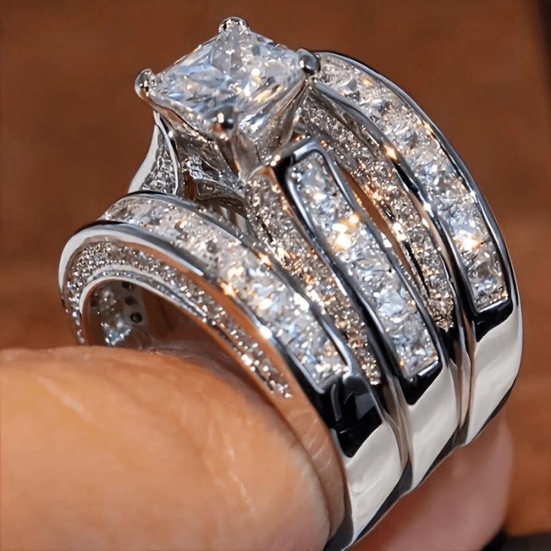 A stylish, luxurious, and dazzling engagement and wedding ring set for couples is suitable for daily wear, parties, birthdays, Valentine's Day,
