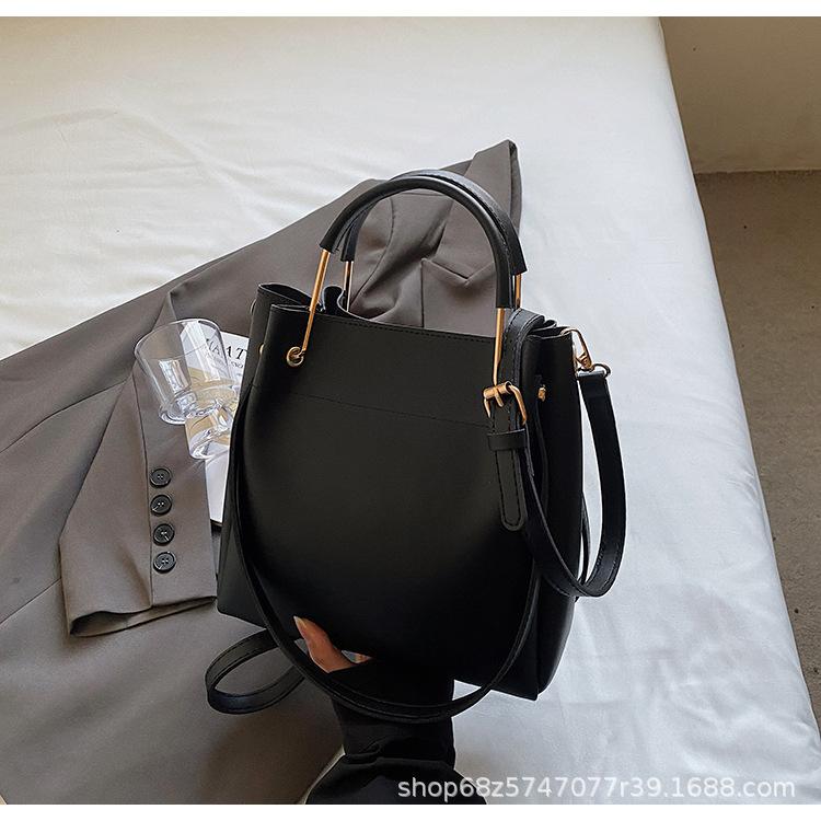 

New Korean version of high-end simple temperament portable bucket bag women s commuting versatile solid color PU crossbody bag чёрный