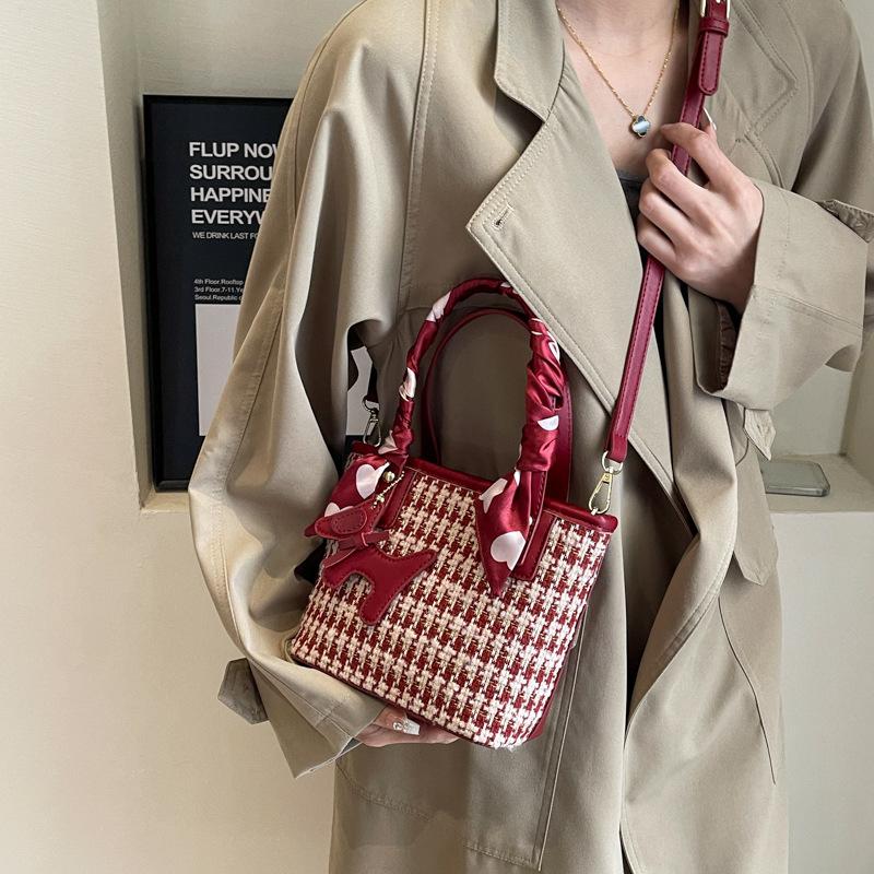 Wedding bag, high-quality texture small bag, women's bag, large-capacity new red envelope, portable bucket bag, wedding and bride messenger bag.