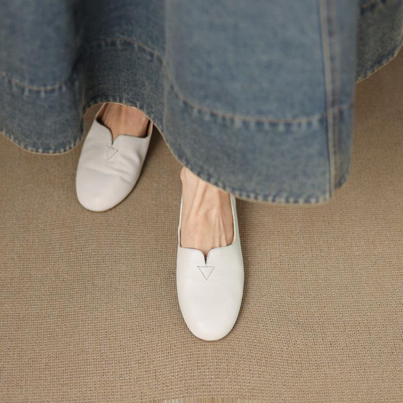 Comfortable flat-bottomed lazy shoes for all seasons, new women's casual single shoes, solid color, light-mouth leather, large size, low-top low-heel.
