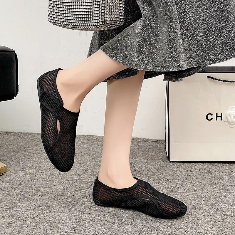 

2025 new summer mesh shoes with a high-end feel, round toe breathable toe cover, half slippers, straight strap, flat sandals 41 чёрный