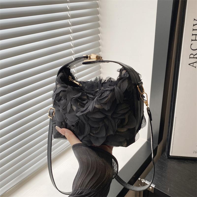 Internet celebrity fashion three-dimensional flower handheld women's bag 2025 new fairy bag cheongsam bag versatile oblique span bag dinner bag