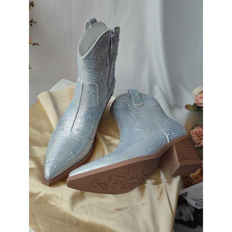 Cowboystøvler med strass - Lav blokkhæl, spiss tå, glidelåslukking, glitrende og skinnende, stofffôret, gummisåle støvler