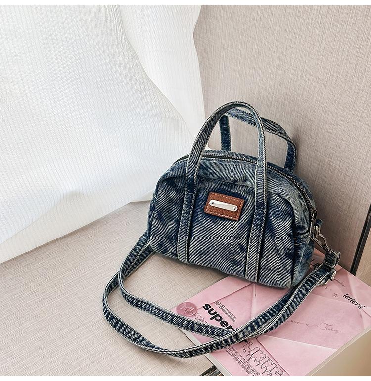 

Korean niche design single shoulder messenger bag women s 2025 new autumn and winter fashion casual portable shell bag синий