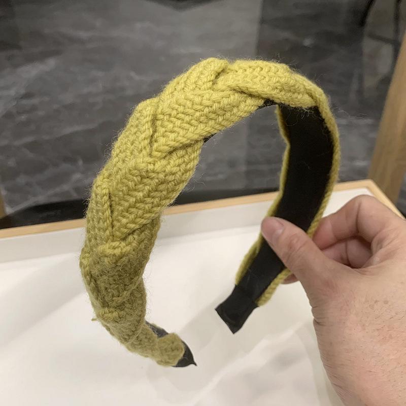 Autumn/Winter French Retro Knit Headband - Solid Color Wool Braid Hair Clip, Korean Style Trendy.