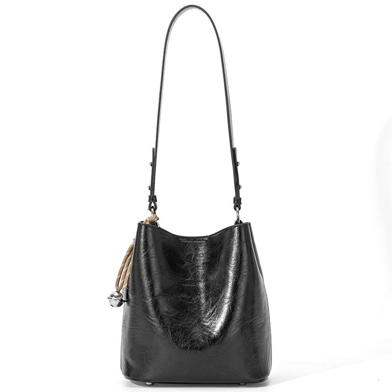 

Fashionable and Versatile Large Capacity Bag, Women s Crossbody Bucket Bag, Leather Textured Commuting Single Shoulder Women s Bag, New Model чорний