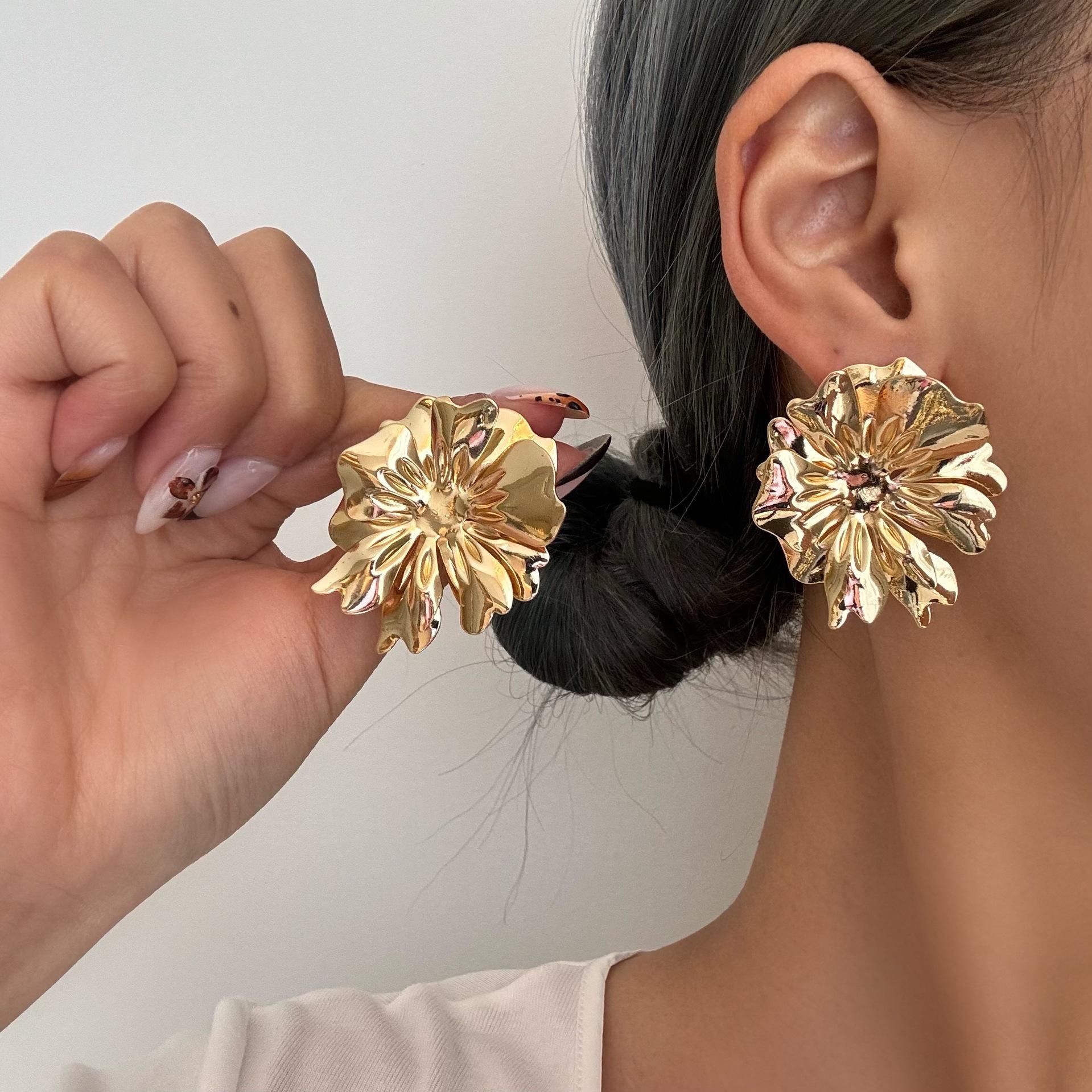 European/American Geometric Pleated Flower Earrings with Inlaid Pearls