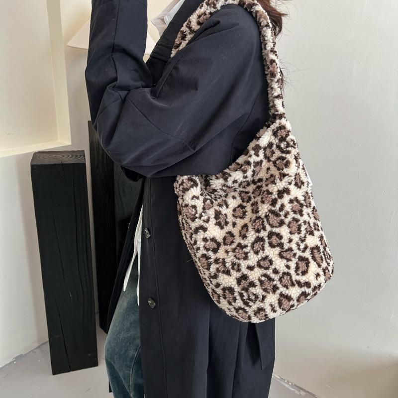 

New bucket bags in autumn and winter, imitation lamb wool shoulder bags, love leopard print polka dot pattern plush messenger bags 18*18*30