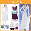 Cosplay de One Piece com traje branco e personagem Nicorobin