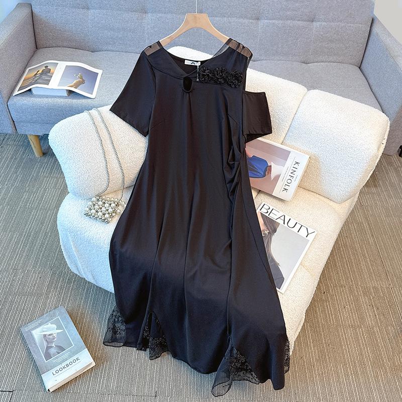 A New Summer Dress for Plus-size Women, Featuring Loose, Off-the-shoulder, Puffed Sleeves and Pleated High-end Style