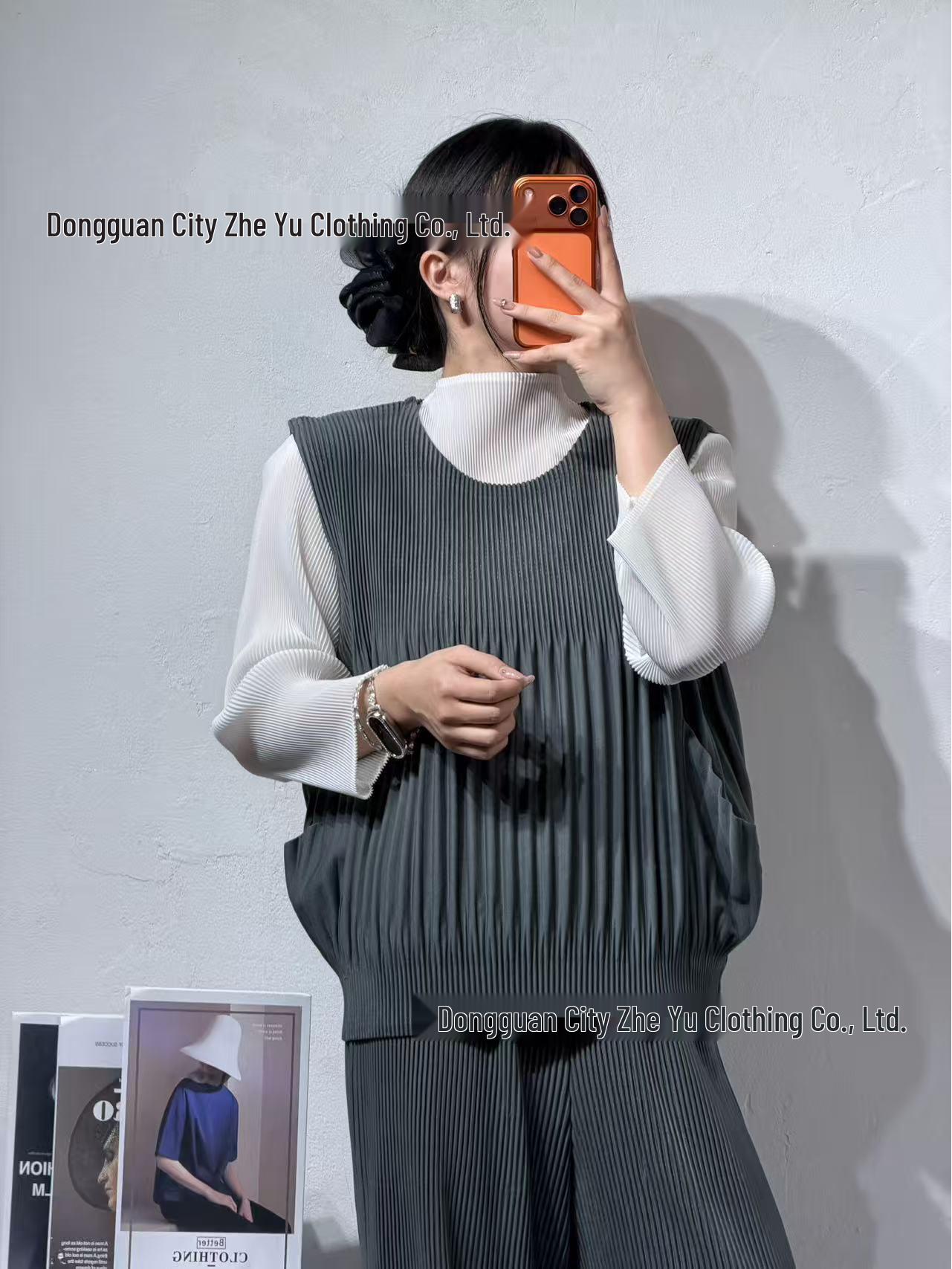 

Miyake Bestseller Loose Pleated Vest - Versatile Solid Color Fashion One Size сірий колір
