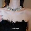 Set Orecchini a Bottone Quadrati con Strass e Collana: Design alla moda e retrò per donne