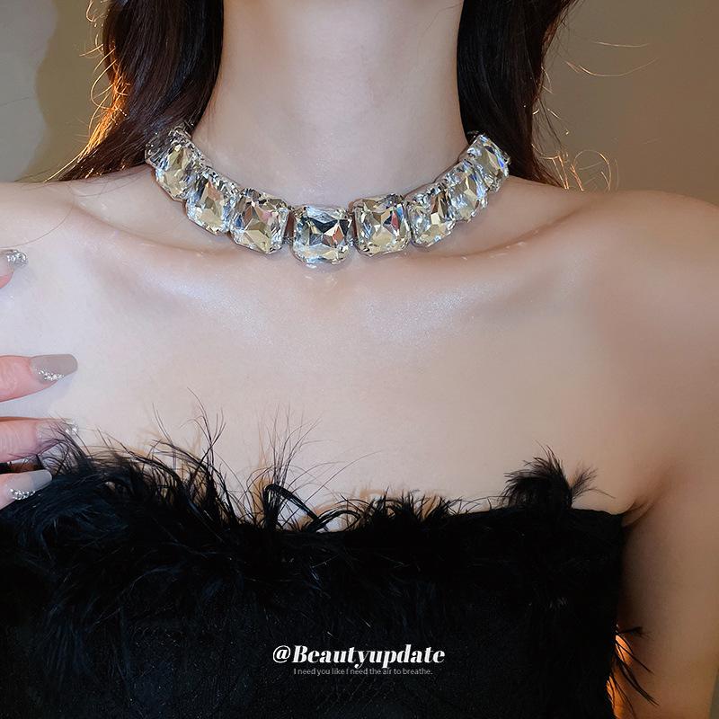 Set Orecchini a Bottone Quadrati con Strass e Collana: Design alla moda e retrò per donne