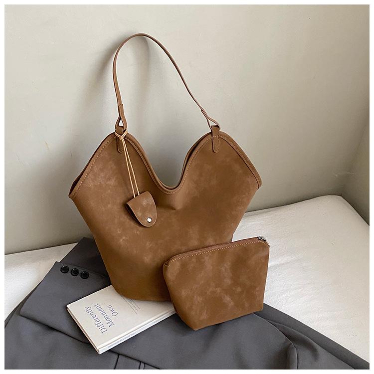 

Корейская версия ретро ленивого стиля сумка подмышку женская 2025 осень новая модная сумка-тоут для通勤 большая вместимость сумка на плечо сумка коричневый