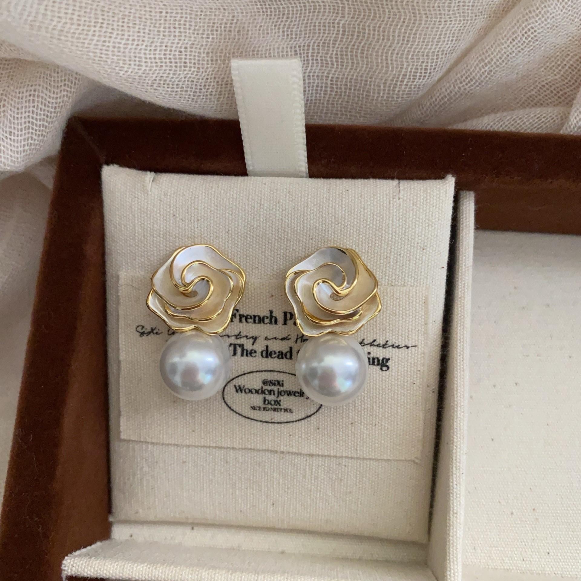 

20 Flower Pearl Earrings Temperament High Sense Niche Design Earrings Sweet Simple Stud Earrings