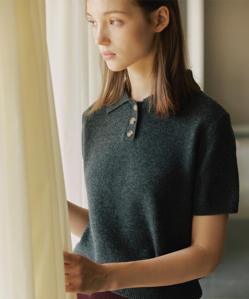 JE NE SAIS QUOI Cashmere Short Sleeve Polo Knit_ Charcoal