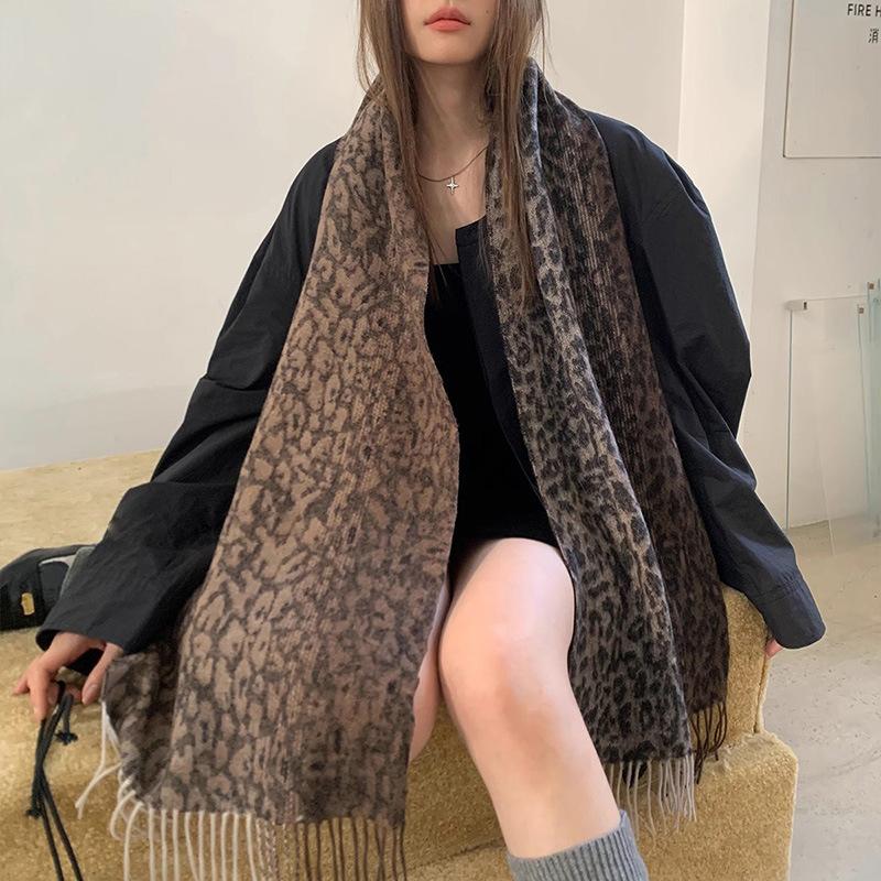 Autumn and Winter Fashionable and Versatile Retro Leopard Print Scarf for Women Winter Tassel Thickened Warm Versatile Shawl and Scarf